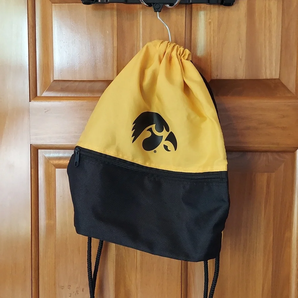 *~ Logo Iowa Hawkeyes Stylish Yellow, Black Drawstring Backpack, Excellent Cond